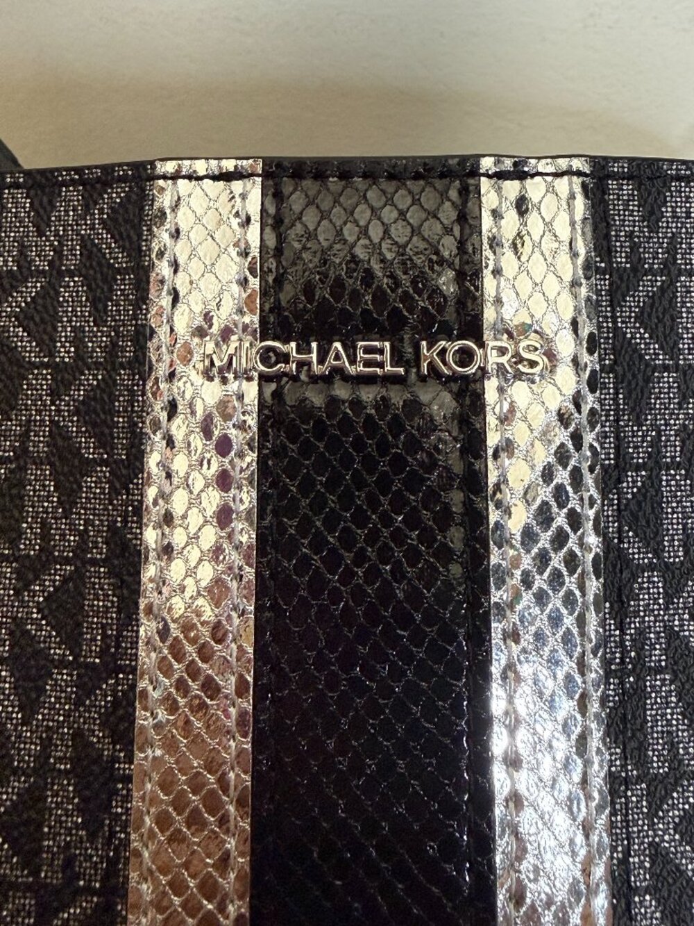 🖤Michael kors Logo-Print Canvas/Metallic Snake Embossed🖤 - Picture 10 of 16